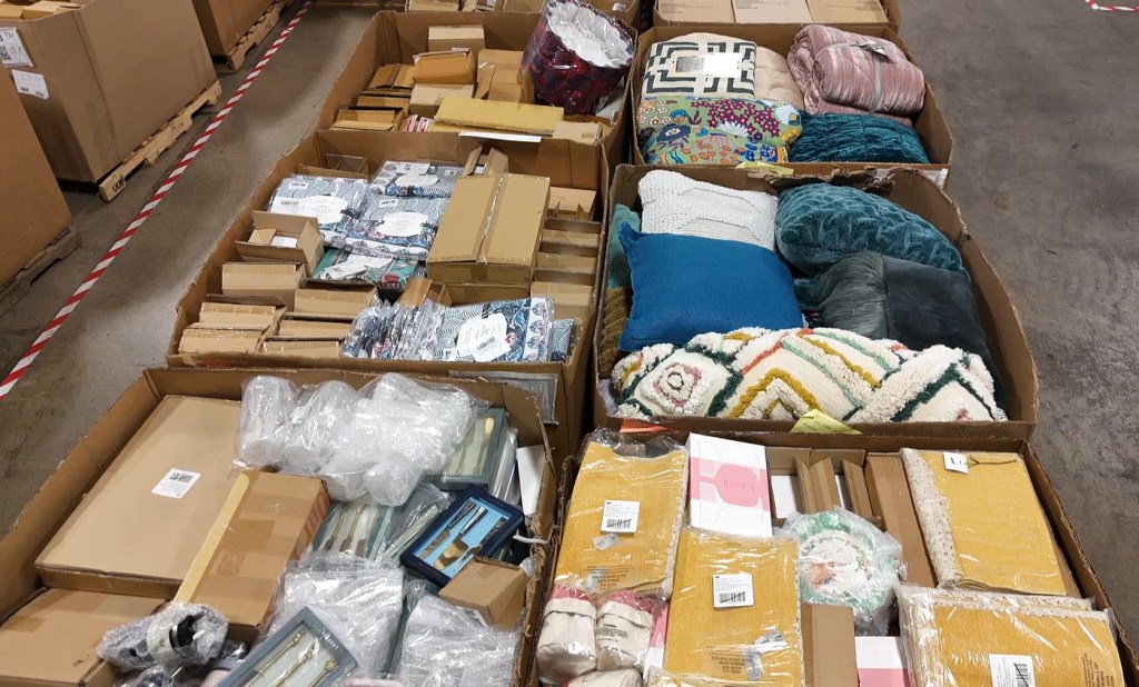 Foto de pallets com mercadorias devolvidas